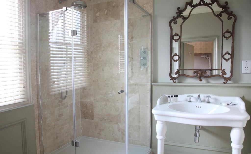 Flower Pot Hotel Sunbury-on-Thames Номер фото