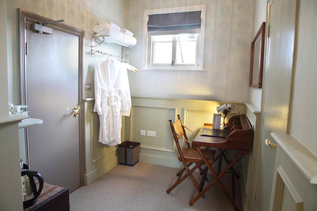Flower Pot Hotel Sunbury-on-Thames Номер фото